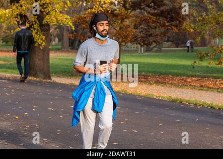 11/14/2020. Parco Stromovka. Praga Repubblica ceca. Un uomo corre nel parco in una giornata invernale di domenica. Foto Stock