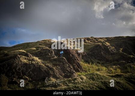 SCOZIA / EDIMBURGO / UN giovane scozzese sulla postazione di Arthur che tesse una bandiera per un'indipendenza Pro Scottish. Foto Stock