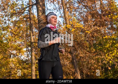 11/14/2020. Parco Stromovka. Praga Repubblica ceca. Una donna corre nel parco in una giornata invernale di domenica. Foto Stock