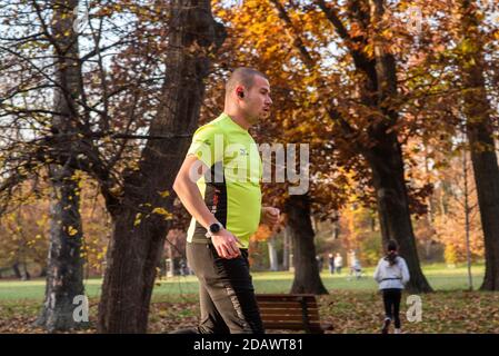 11/14/2020. Parco Stromovka. Praga Repubblica ceca. Un uomo corre nel parco in una giornata invernale di domenica. Foto Stock