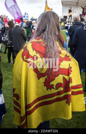 SCOZIA / EDIMBURGO / giovane donna avvolta con una bandiera reale della Scozia durante la marcia Pro Scottish Independence sul 6.10.2018 a Edimburgo, Regno Unito. Foto Stock