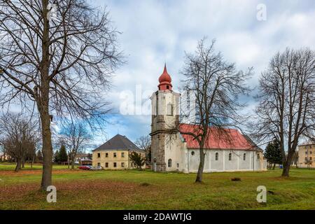 Nova Ves / Repubblica Ceca - Novembre 15 2020: Vista della chiesa cattolica romana della Santissima Trinità costruita nel 18 ° secolo in un parco Foto Stock