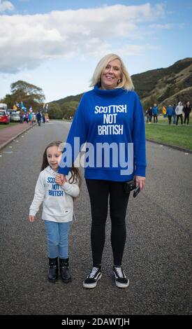 SCOZIA / EDIMBURGO / Donna con bambino che indossa una camicia con il messaggio 'Scottish Not British' alla marcia scozzese dell'Indipendenza. Foto Stock