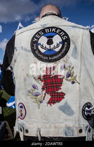 SCOZIA / EDIMBURGO / Rocker con giacca da bici durante la marcia Pro Scottish Independence del 6.10.2018 a Edimburgo, Regno Unito. Foto Stock