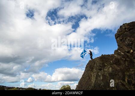 SCOZIA / EDIMBURGO / UN giovane scozzese sulla postazione di Arthur che tesse una bandiera per un'indipendenza Pro Scottish. Foto Stock