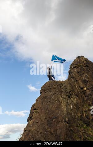 SCOZIA / EDIMBURGO / UN giovane scozzese sulla postazione di Arthur che tesse una bandiera per un'indipendenza Pro Scottish. Foto Stock