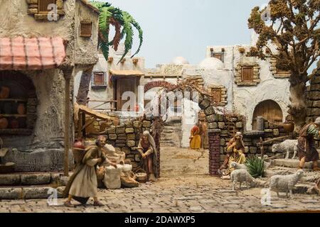 Napoli, Italia 2016 dicembre - l'arte della natività napoletana di S. Gregorio Armeno, S. Gregorio Armeno è una piccola strada nel centro storico di Napoli. Foto di alta qualità Foto Stock