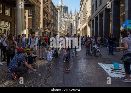 Artisti di strada che giocano con bolle e bambini Foto Stock