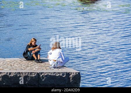 Vyborg, Russia, 9 luglio: Due giovani si rilassano su un molo nel parco Mon Repos nella città di Vyborg, 9 luglio 2020. Foto Stock