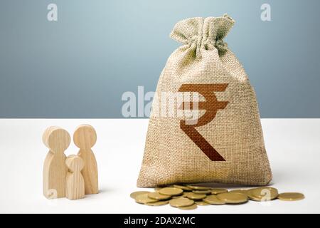 Borsa di denaro rupia indiana con soldi e figurine di famiglia. Sostegno finanziario alle istituzioni sociali. Fornire assistenza ai cittadini. Investimenti in hu Foto Stock