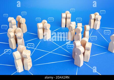 I gruppi di persone comunicanti sono collegati da linee. Una società con un sistema gerarchico modificato per la distribuzione dei doveri e dei responsabili Foto Stock