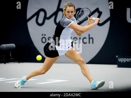 Elise Mertens del Belgio in azione contro Ekaterina Alexandrova del Russia durante la semifinale delle 2020 Signore dell'Austria superiore / LM Foto Stock