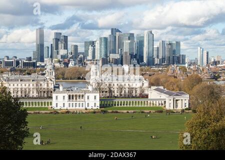 Vista dei grattacieli di Canary Wharf da Greenwich Park a Londra, Inghilterra, Regno Unito, Regno Unito Foto Stock