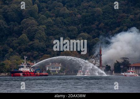 Nell'incendio scoppiato nella moschea di Vanikoy, una moschea storica del periodo ottomano, fu completamente distrutta il 15 novembre 2020. Foto Stock