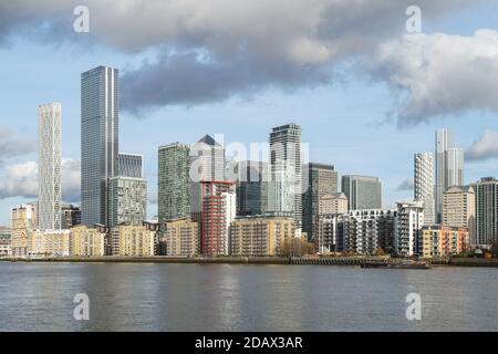 Grattacieli di uffici e edifici residenziali a Canary Wharf, Londra Regno Unito Foto Stock