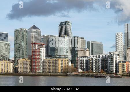 Grattacieli di uffici e edifici residenziali a Canary Wharf, Londra Regno Unito Foto Stock