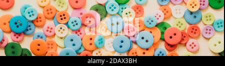 Pulsanti in plastica multicolore. Banner lungo Foto Stock
