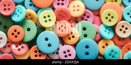 Pulsanti in plastica multicolore. Banner lungo Foto Stock