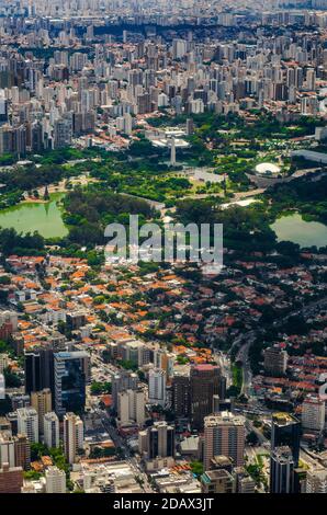 Il grande albero di Natale nel Parco Ibirapuera a dicembre nella città di San Paolo, in Brasile, è così impressionante che può essere visto dall'aereo quando si vola in aereo Foto Stock