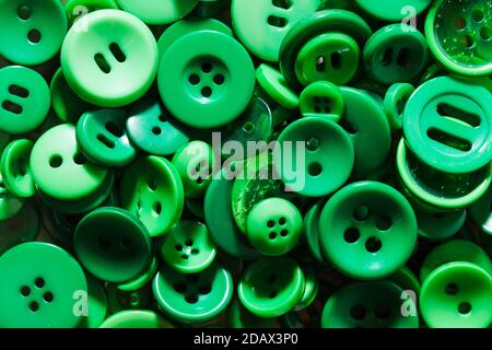 Pulsanti in plastica verde assortiti. Sfondo