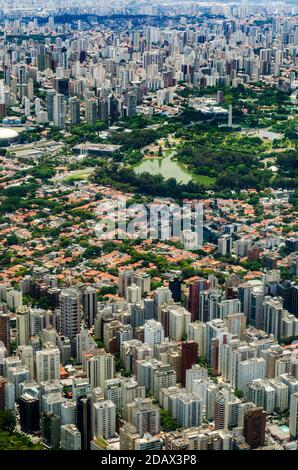 Il grande albero di Natale nel Parco Ibirapuera a dicembre nella città di San Paolo, in Brasile, è così impressionante che può essere visto dall'aereo quando si vola in aereo Foto Stock