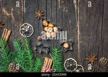 Natale cottura sfondo. Ingredienti per la cucina di Natale o per la cottura su un tavolo rustico in legno. Vista dall'alto con spazio per la copia. Foto Stock