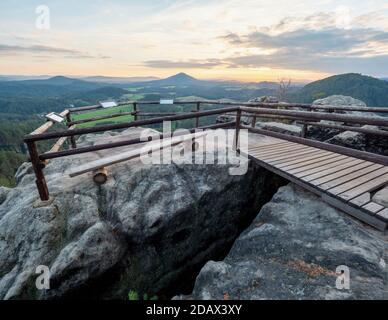 Piattaforma panoramica turistica sulla roccia di Vilemina. Popolare punto di vista sul paesaggio forestale della Boemia Svizzera parco nazionale nel nord della Repubblica Ceca. Foto Stock