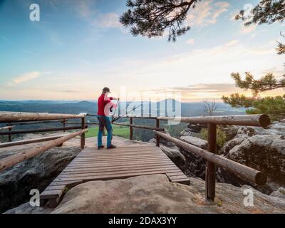 Fotocamera uomo e treppiede per la fotografia landcape sulla piattaforma Vilamina. Popolare meta turistica. Foto Stock