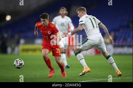 Daniel James (a sinistra) del Galles e James McClean della Repubblica d'Irlanda in azione durante la UEFA Nations League Group 4, partita di campionato B al Cardiff City Stadium, Cardiff, Galles. Foto Stock