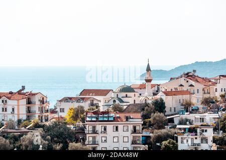 Città turca di Kas. Località turistica turca vicino al Mar Mediterraneo. Luogo di riposo per turisti turchi e stranieri Foto Stock