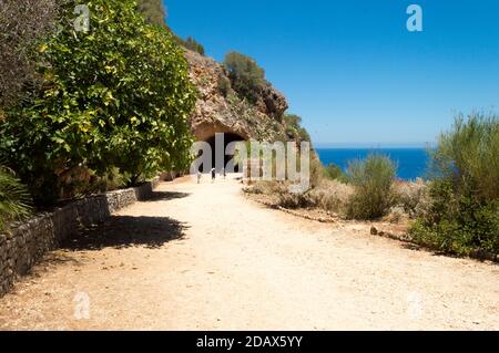 L'inizio del sentiero costiero della riserva naturale dello Zingaro in Sicilia, Italia Foto Stock