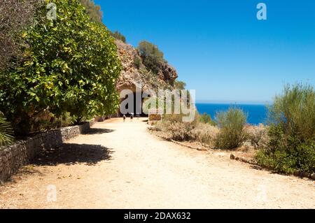 L'inizio del sentiero costiero della riserva naturale dello Zingaro in Sicilia, Italia Foto Stock