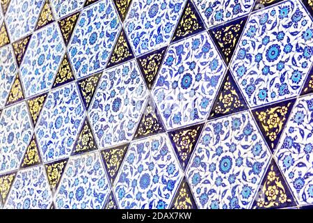 Modello islamico sul muro di una moschea musulmana. Ceramiche islamiche e piastrelle a motivi geometrici Foto Stock