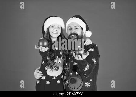 Miglior weekend di sempre. Figlia di papà e trascorrere il Natale insieme. amore familiare tempo. vacanze inverno. Il nostro piccolo miracolo di natale. padre e figlio decorare albero di natale. xmas decor shop. famiglia shopping. Foto Stock