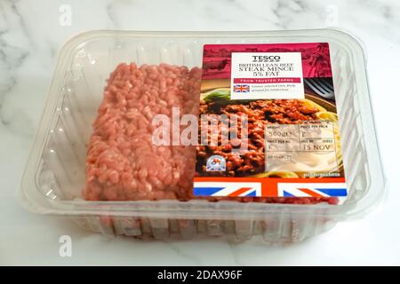 Norwich, Norfolk, Regno Unito – Novembre 15 2020. Foto editoriale illustrativa di una confezione di plastica di Tesco 5% di carne macinata magra su un piano di lavoro bianco marmorizzato Foto Stock