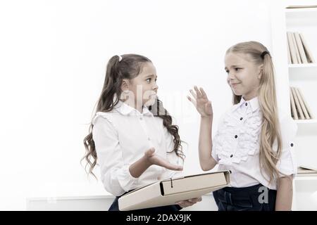 Discutere i compiti. Aiutare con il progetto. Studentesse studiare insieme. Il concetto di istruzione. Attività di gruppo. Studentesse poco amichevoli compagni di classe i bambini. Compito arduo. Studentesse della scuola di lavoro del progetto. Foto Stock