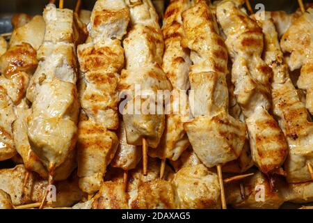 Pollo fritto con un kebab di crosta su spiedini di legno vicino su Foto Stock