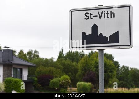 L'illustrazione mostra il nome del comune di Saint-Vith - Sankt Vith su un cartello stradale, lunedì 25 giugno 2018. BELGA FOTO JEAN-LUC FLEMAL Foto Stock