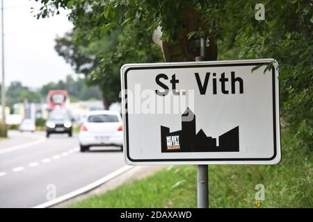 L'illustrazione mostra il nome del comune di Saint-Vith su un cartello stradale, lunedì 25 giugno 2018. BELGA FOTO JEAN-LUC FLEMAL Foto Stock