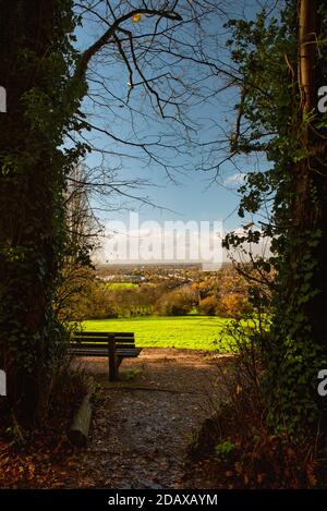 Panchina nei campi della Chiesa di Harow con vista sul Nord Erpice Foto Stock