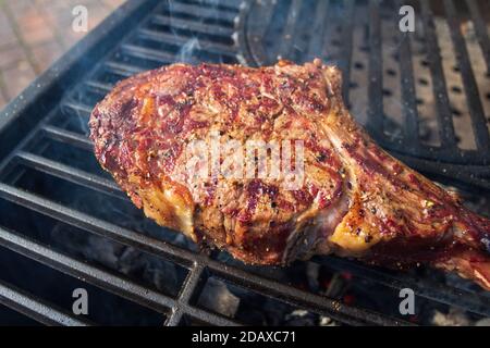 Grigliata di Tomahawk al barbecue invecchiata a secco Foto Stock