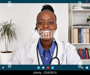 Donna africana che parla con la webcam, telemedicina videochiamata. Foto Stock