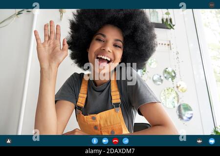 Donna africana felice che parla con la webcam che ondeggiava la mano. Schermata della videochiamata. Foto Stock