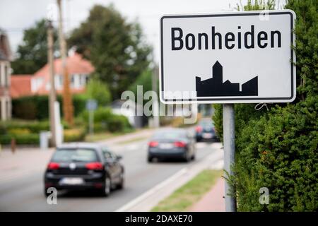 L'illustrazione mostra il nome del comune di Bonheiden su un cartello stradale, martedì 28 agosto 2018. BELGA FOTO JASPER JACOBS Foto Stock