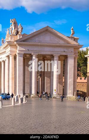 Dettagli delle colonne di Piazza San Pietro - Vaticano Città - bella giornata estiva con un cielo blu nuvoloso Foto Stock