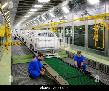 Linea di produzione di automobili di Peugeot 2008 in Irankhodro Società in Iran. Foto Stock
