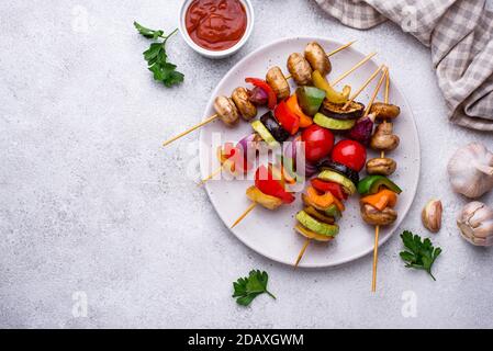 Spiedini vegetariani con diverse verdure alla griglia. Foto Stock