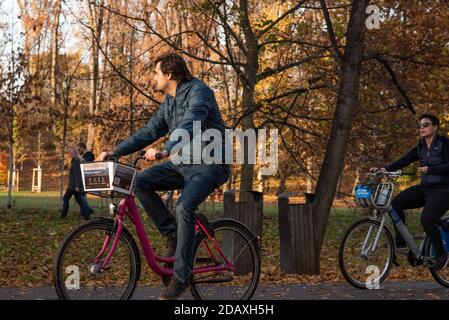 11/14/2020. Parco Stromovka. Praga. Repubblica Ceca. Un uomo sta guidando la sua bici al parco in una giornata invernale. Foto Stock