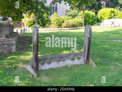 Antichi stock di legno su Village Green, Islip, Oxfordshire, Inghilterra, Regno Unito Foto Stock