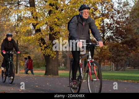 11/14/2020. Parco Stromovka. Praga. Repubblica Ceca. Un uomo sta guidando la sua bici al parco su una da invernale Foto Stock